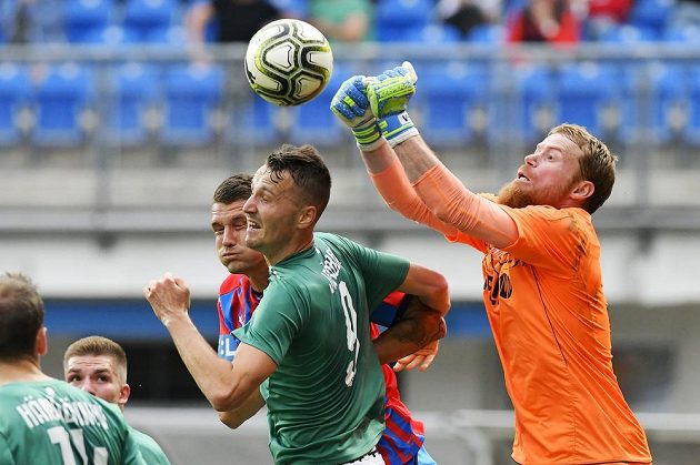 Zleva Lukáš Hejda z Plzně, Michal Jeřábek z Jablonce a brankář Severočechů Vlastimil Hrubý.
