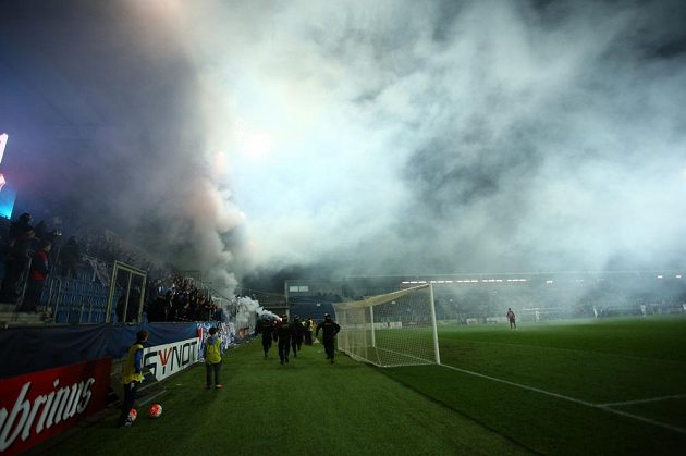 Při zápasu Slovácka s Baníkem zahalil celý stadión kouř z dýmovnic od ostravských fanoušků.