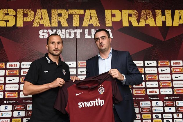 Nová posila Sparty záložník Petr Jiráček (vlevo) a generální ředitel klubu Adam Kotalík.