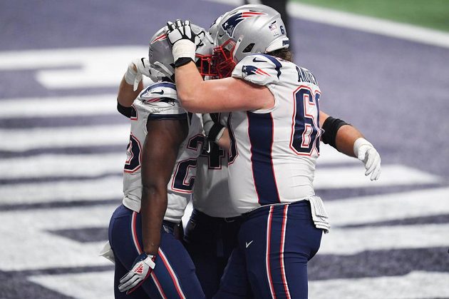 Super Bowl je doma. Hráči New England Patriots slaví klíčový moment zápas - touchdown Sonyho Michela (26).