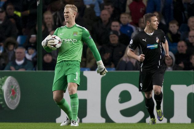 Brankář Manchesteru City Joe Hart (vlevo) a plzeňský útočník Stanislav Tecl v utkání Ligy mistrů.