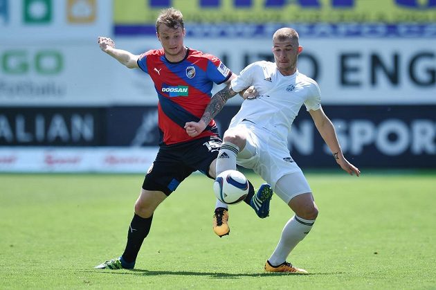 Pavel Čmovš z Mladé Boleslavi (vpravo) a Michael Krmenčík z Plzně bojují o balón.