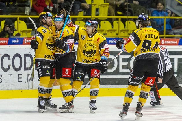 Litvínovská radost! Hokejisté Marek Baránek, Tomáš Pospíšil, František Lukeš a Patrick Kudla se radují z gólu.