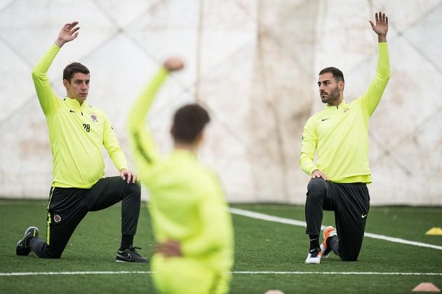 Sparťané Ondřej Zahustel (vlevo) a Néstor Albiach během prvního tréninku zimní přípravy.
