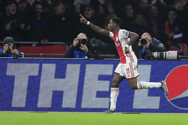 Quincy Promes se raduje ze vstřeleného gólu proti Chelsea, který ale rozhodčí neuznal.