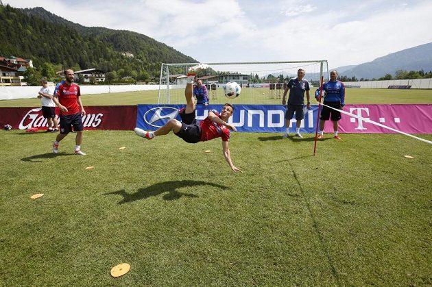 Vladimír Darida při nohejbalovém klání na tréninku české fotbalové reprezentace v Kranzachu.