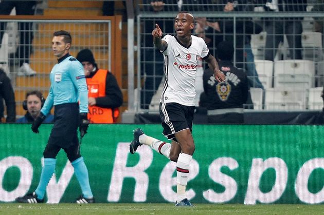 Anderson Talisca slaví gól, po němž Besiktas vyrovnal v utkání Ligy msitrů s FC Porto na 1:1.