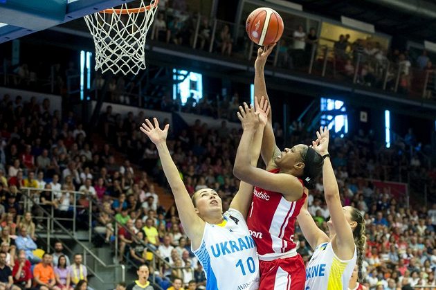 Česká reprezentantka Kia Vaughnová (uprostřed) a bránící Ukrajinky Olga Mazničenková (vlevo) a Oleša Malašenková.