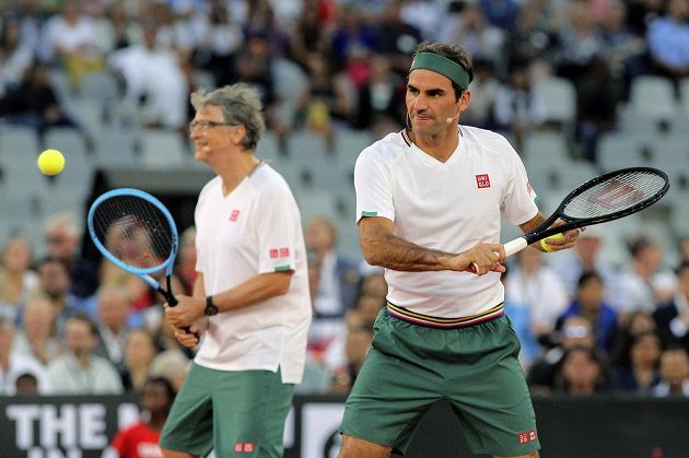 Taková dvojice se jen tak nevidí, Roger Federer (vpravo) a Bill Gates v exhibičním utkání proti Rafaelu Nadalovi a Trevoru Noahovi v Kapském městě.