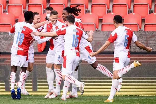 Tomáš Holeš ze Slavie oslavuje se spoluhráči gól na 1:0 během utkání s Plzní.