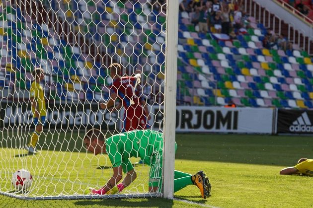 Česká devatenáctka vykročila do evropského šampionátu vítězně, neboť v Tbilisi porazila 2:1 Švédsko.