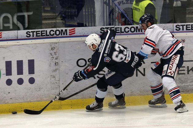 Plzeňský hokejista Miroslav Preisinger se snaží uniknout dotírajícímu Tomáši Jáchymovi z Vítkovic během extraligového utkání.