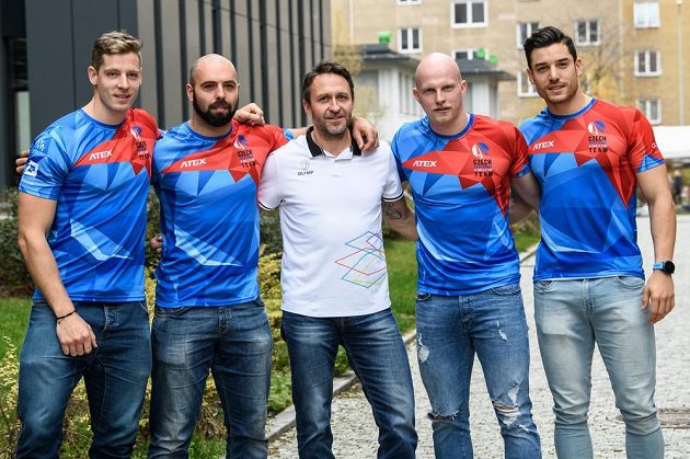 Posádka českého čtyřbobu (zleva): Dominik Dvořák, Dominik Suchý, trenér Dawid Kupczyk, Jan Šindelář a Jakub Nosek.
