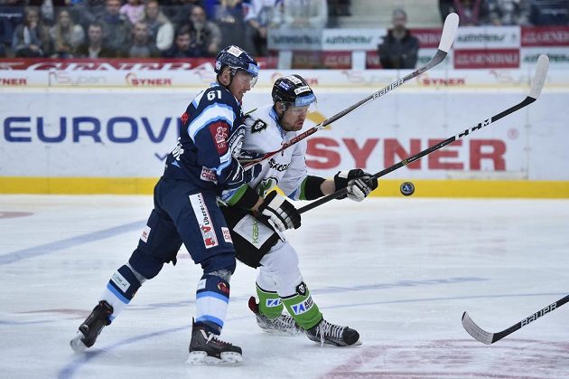 Zleva Milan Bartovič z Liberce a Tomáš Urban z Boleslavi v duelu 5. kola extraligy.