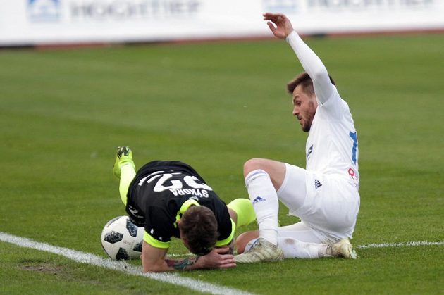 Ostrý souboj během čtvrtfinále fotbalového MOL Cupu v podání Jana Sýkory z Liberce a Milana Jiráska z Baníku Ostrava.