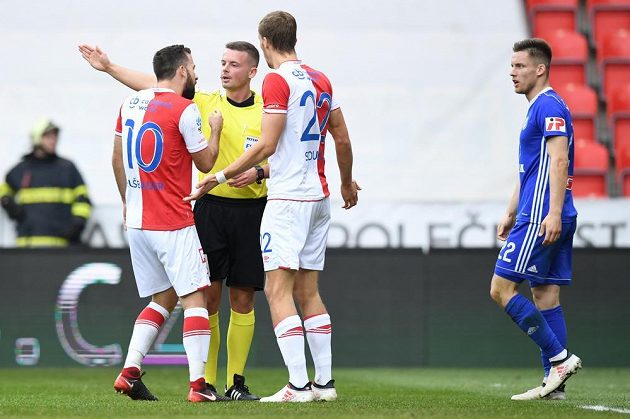 Slávisté Josef Hušbauer (vlevo) a Tomáš Souček v diskuzi s hlavním rozhodčím Pavlem Orlem.