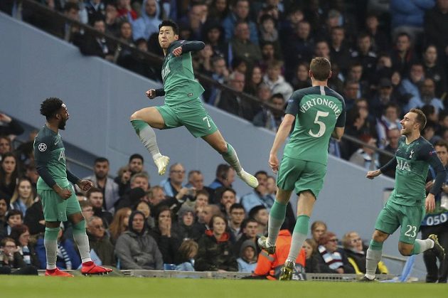 Korejec Son Hung-min (ve výskoku) ve službách Tottenhamu slaví gól v odvetě čtvrtfinále Ligy mistrů proti Manchesteru City.