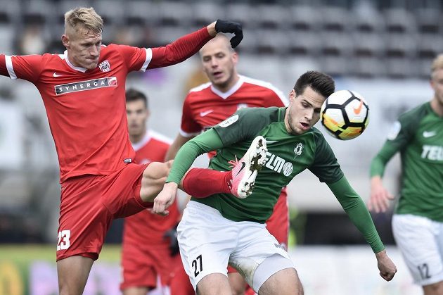 Michal Škoda ze Zbrojovky Brno (vlevo) v souboji s Vojtěchem Kubistou z Jablonce v utkání 13. kola HET ligy.