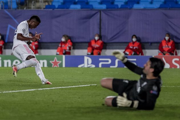 Fotbalista Realu Madrid Vinicius Junior (vlevo) se raduje po jednom ze svých gólů proti Liverpoolu.