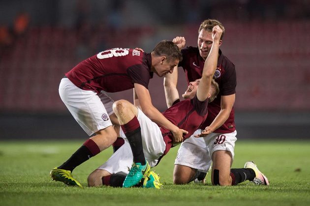 Fotbalisté Sparty (zleva): Ondřej Zahustel, Jakub Brabec a Lukáš Juliš oslavují gól na 3:2 proti Sonderjyske.