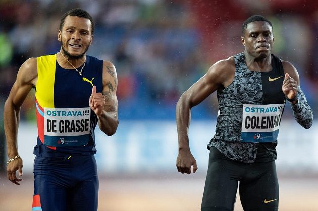 Andre De Grasse (vlevo) a Christian Coleman v cíli běhu na 200 m během atletického mítinku Zlatá tretra.