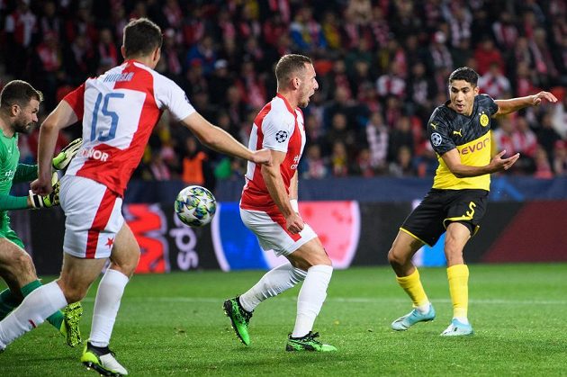 Achraf Hakimí z Dortmundu střílí gól na 1:0 během utkání základní skupiny Ligy mistrů na hřišti Slavie Praha.