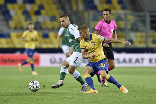 Zleva Jakub Považanec z Jablonce a András Schafer z Dunajské Stredy v utkání 2. kola Evropské ligy..