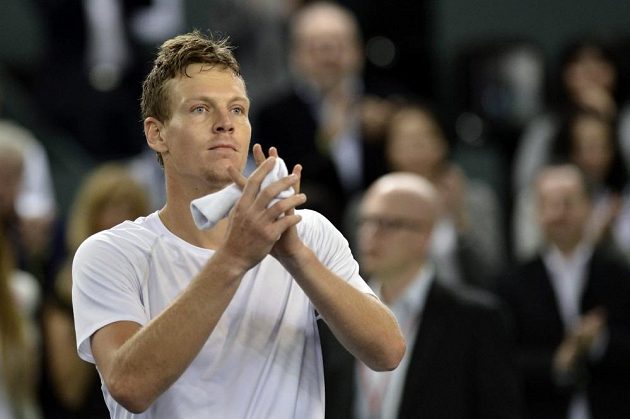 Tomáš Berdych zdraví diváky po vítězství nad Stanislasem Wawrinkou, kterým zařídil České republice postup do čtvrtfinále Davis Cupu.