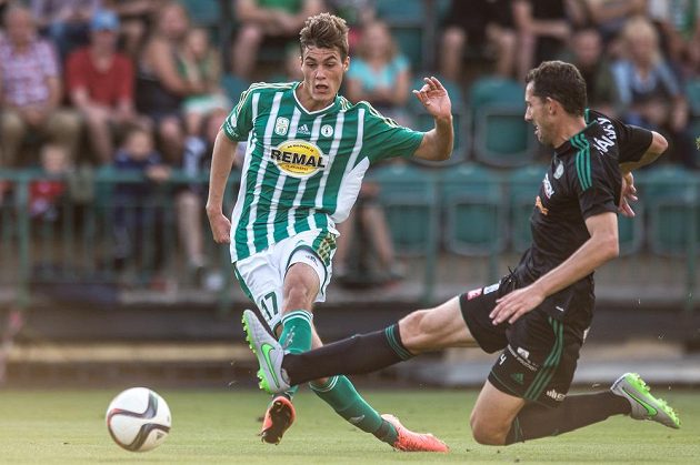 Patrik Schick z Bohemians a příbramský obránce Tomáš Hájovský v souboji během utkání 5. kola Synot ligy.