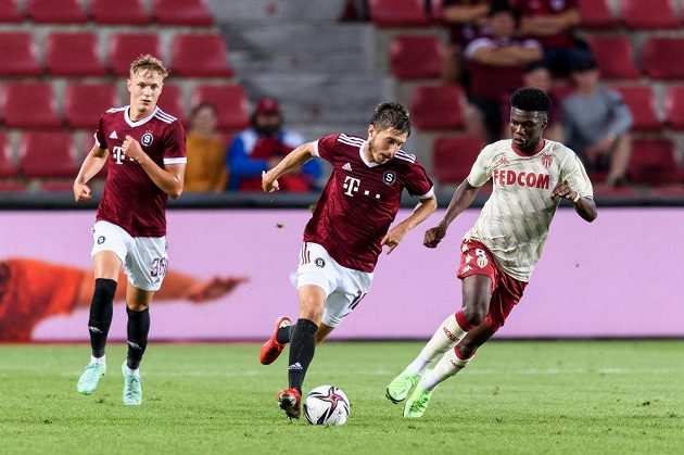 Adam Karabec ze Sparty Praha, Michal Sáček ze Sparty Praha a Aurélien Tchouaméni z Monaka během utkání 3. předkola Ligy mistrů.