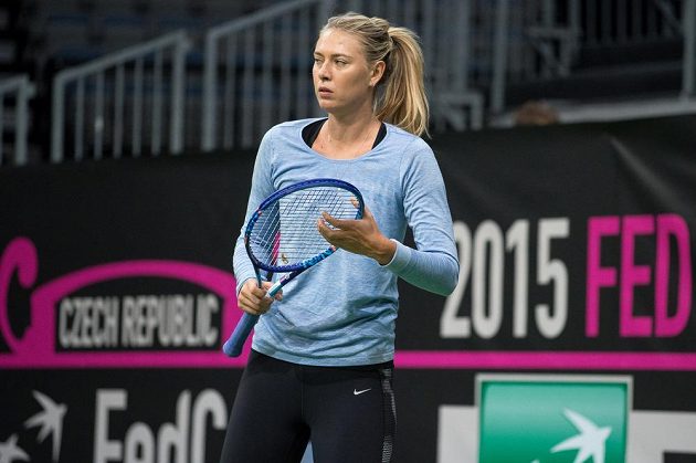 Ruská tenistka Maria Šarapovová si poprvé vyzkoušela kurt pro finále Fed Cupu v Praze.