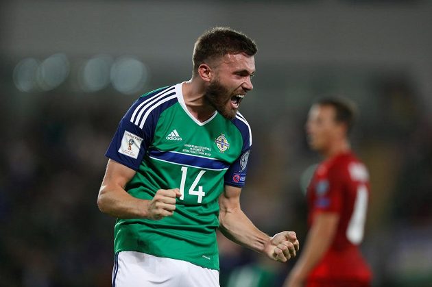 Takhle slavil fotbalista Severního Irska Stuart Dallas gól Chrise Brunta v utkání fotbalové kvalifikace o postup na MS 2018 s českou reprezentací.