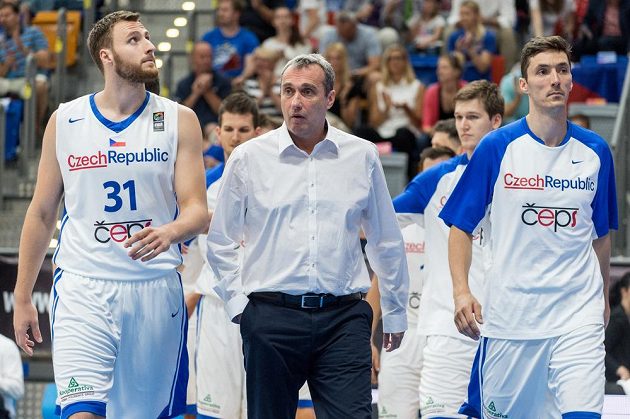 Trenér basketbalové reprezentace Ronen Ginzburg (uprostřed), Martin Kříž (vlevo) a Jiří Welsch.
