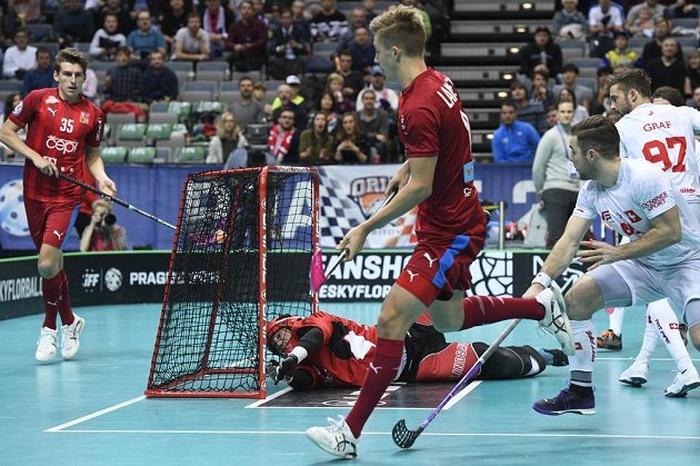 Český reprezentant Filip Langer střílí gól. Vlevo je švýcarský brankář Pascal Meier.