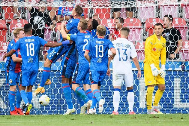 Fotbalisté Viktorie Plzeň oslavují gól na 2:0 během utkání 2. předkola Evropské konferenční ligy.