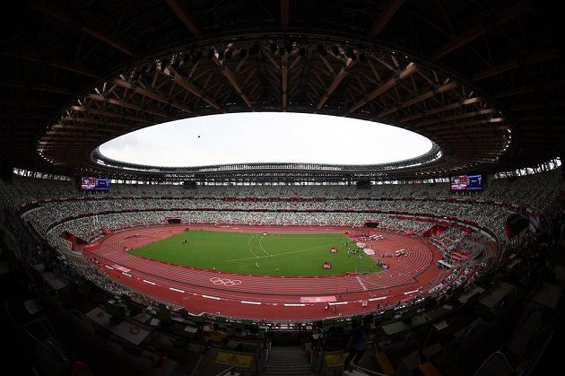 Na olympijském stadionu v Tokiu je vše připraveno, atletické soutěže mohou začít.