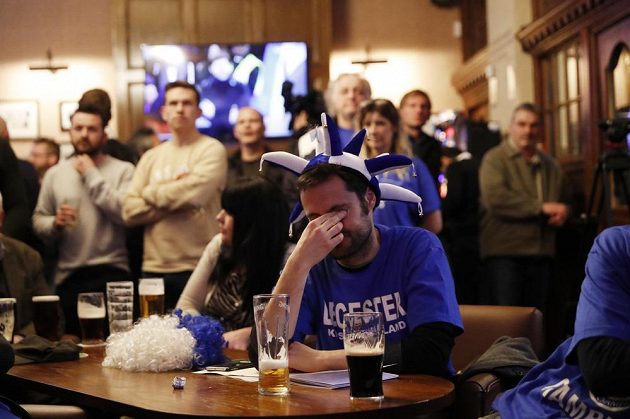 Fanoušci Leicesteru v hospodách nejprve byli z vývoje utkání Chelsea - Tottenham smutní.
