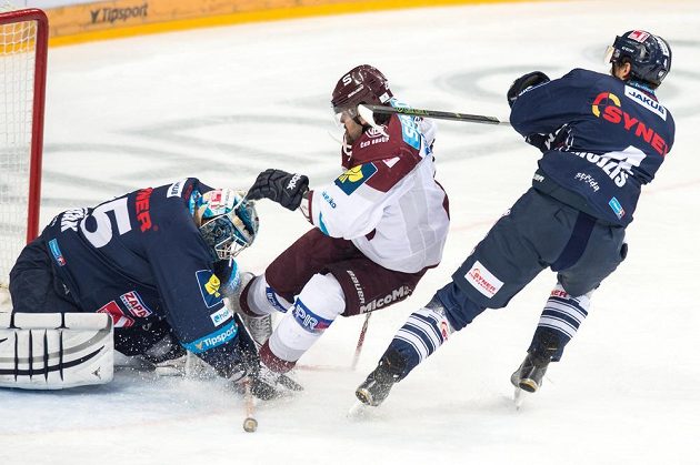 Liberecký brankář Ján Lašák, útočník Sparty Lukáš Pech a obránce Bílých Tygrů Tomáš Mojžíš během třetího finále play off extraligy.