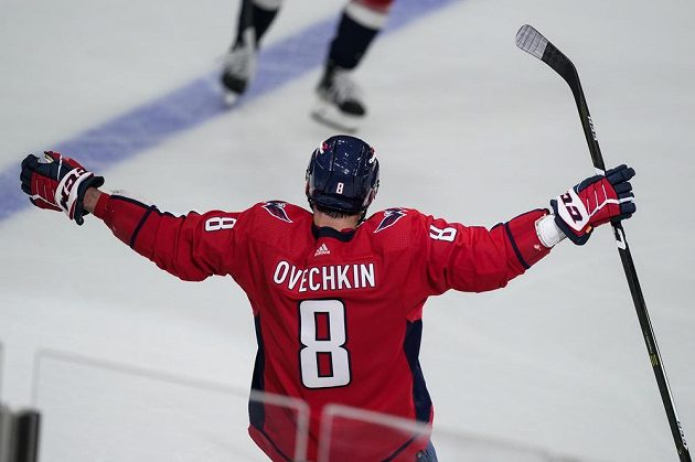 Šestatřicetiletý ruský bombarďák Alex Ovečkin má v NHL pořád nabito a posouvá se v historických tabulkách nejlepších střelců.