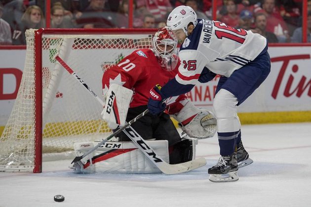 Americký útočník James van Riemsdyk (16) neuspěl se svým střeleckým pokusem proti kanadskému brankáři Bradenu Holtbymu (70).