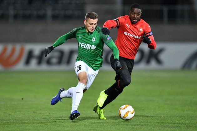 Obránce jabloneckých fotbalistů Tomáš Holeš v běžeckém souboji se soupeřem z Rennes v utkání základní skupiny Evropské ligy.