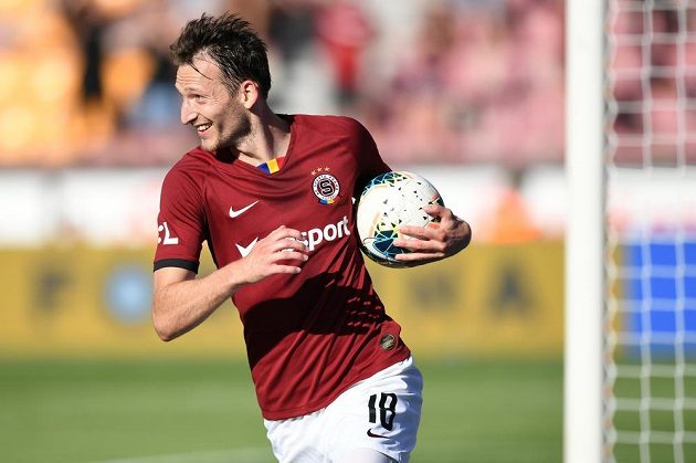 Rozesmátý útočník Sparty Libor Kozák poté, co vstřelil gól v utkání nejvyšší soutěže.