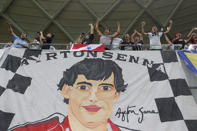 Sennovu památku uctili tímto transparentem před pohárovým zápasem také fanoušci brazilského týmu Corinthians.