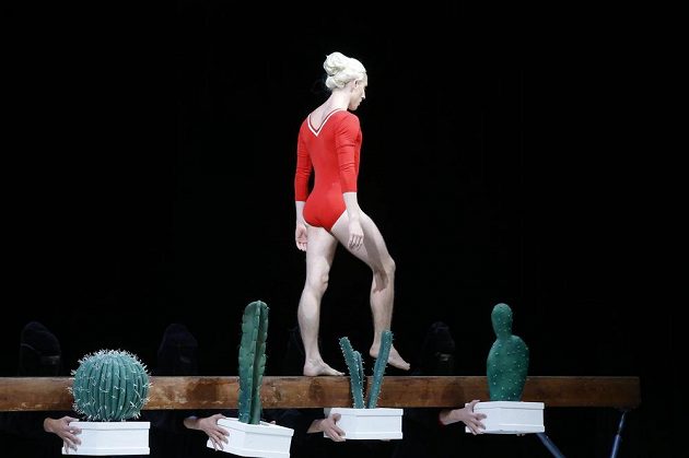 Baletní gymnastická férie při vzpomínání na Věru Čáslavskou v Národním divadle.