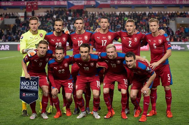 Český tým před utkáním kvalifikace ME s Turky. Horní řada zleva: Vaclík, Novák, Pavelka, Suchý, Kadeřábek, Procházka. Dolní řada zleva: Dočkal, Darida, Šural, Krejčí, Lafata.