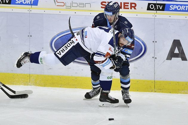V popředí Rastislav Dej z Vítkovic, vzadu Jan Štibingr z Liberce během utkání hokejové extraligy.