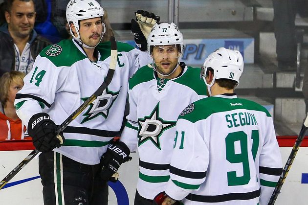 Útočník Dallasu Jamie Benn (14) slaví se svými spoluhráči branku do sítě Calgary.