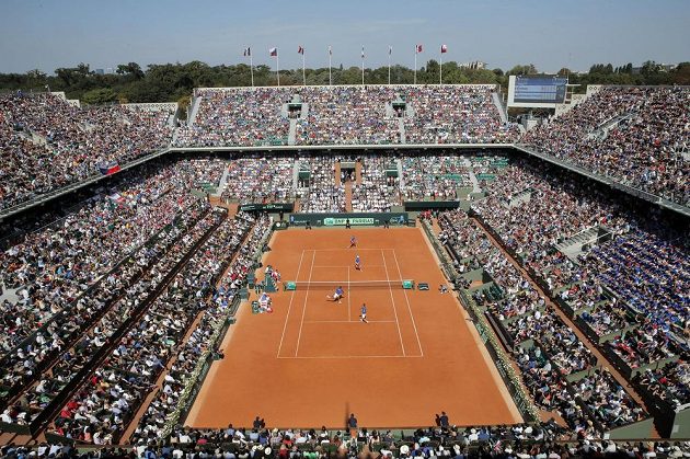 Hlavní dvorec areálu Roland Garros, kurt Philippa-Chatriera během sobotní čtyřhry mezi Francií a Českou republikou.