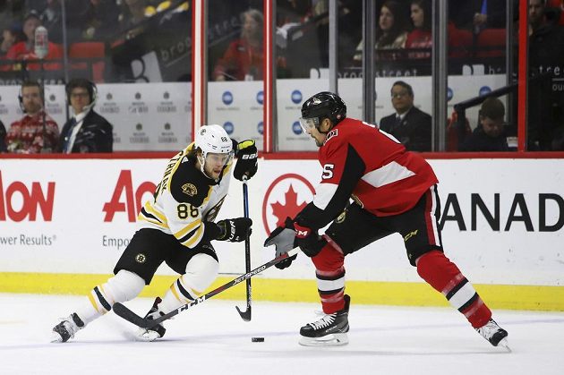 Český útočník David Pastrňák se snaží v dresu Bostonu prosadit v utkání NHL s Ottawou.
