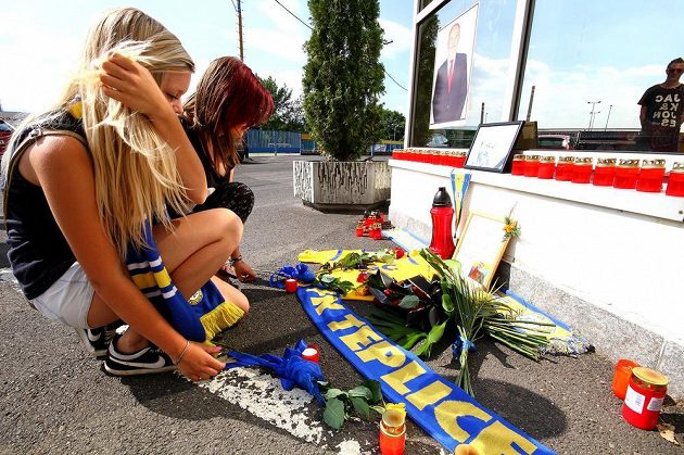 Fanynky FK Teplice přišly před stadión Na Stínadlech uctít památku ředitele klubu Františka Hrdličky, který v sobotu náhle zemřel ve věku 57 let.